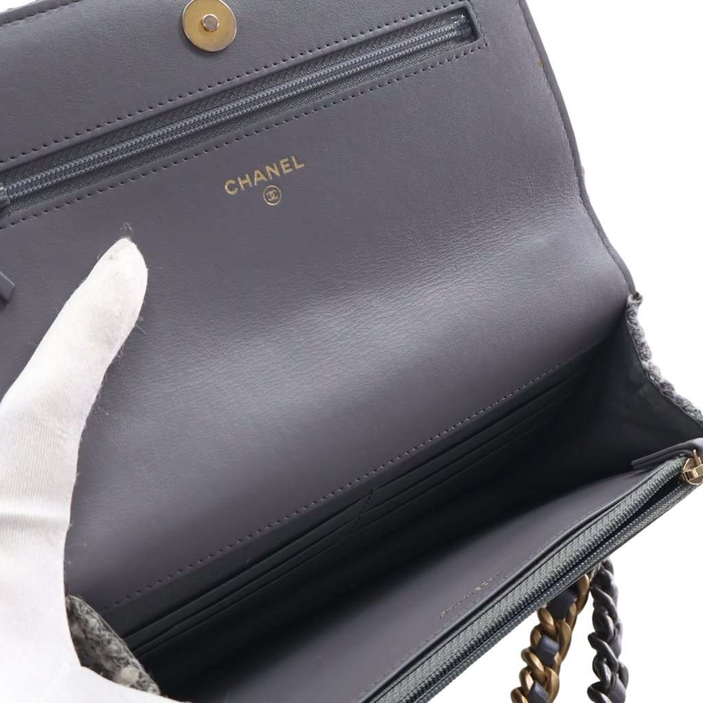 Chanel Tweed 19 Wallet On Chain Grey Very good condition - Model View