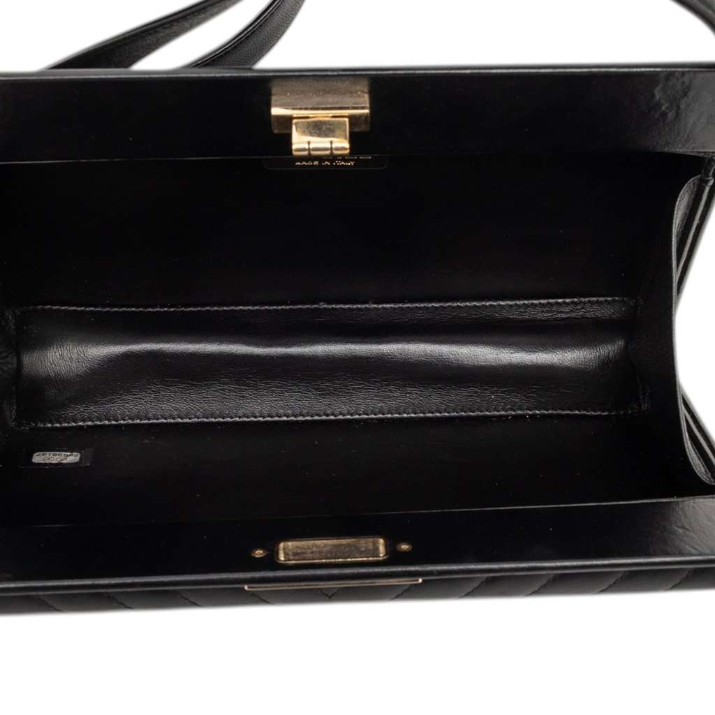 Chanel Chevron Lambskin Reissue 2.55 Frame Crossbody Black Leather Very good condition - Model View