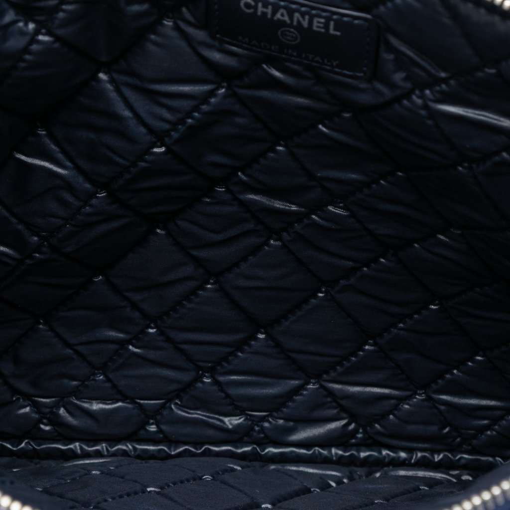 Chanel Medium CC Quilted Caviar O Case Clutch Blue Leather Very good - Model View