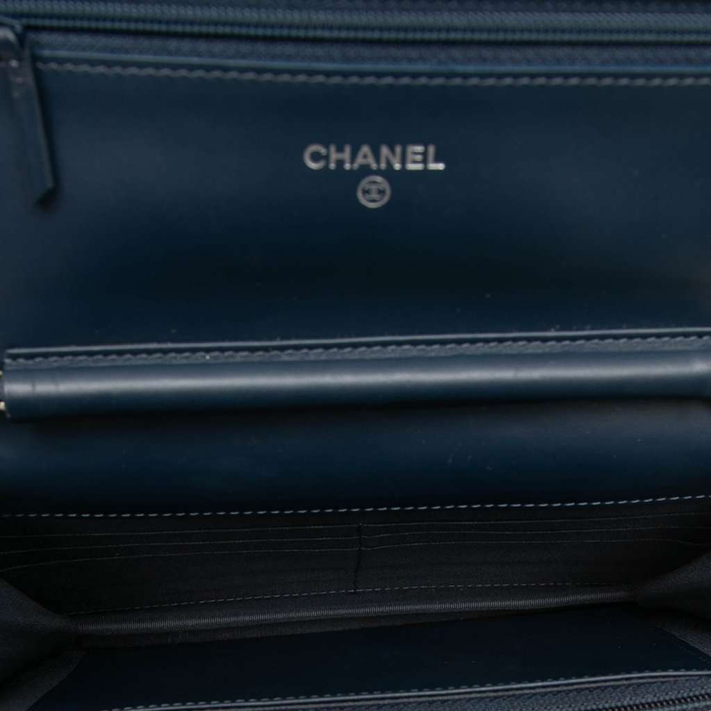 Chanel CC Caviar Wallet On Chain Blue Leather Very good condition - Model View