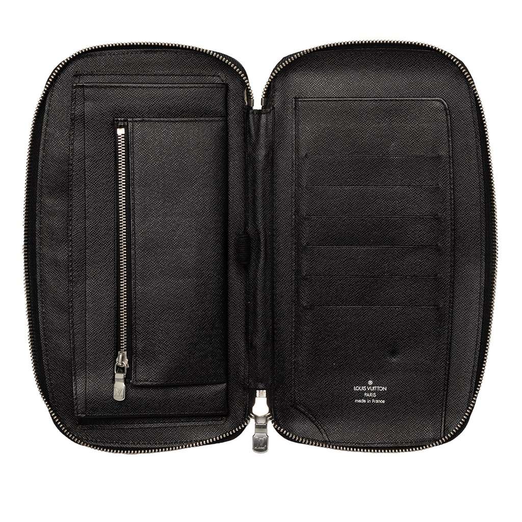 Louis Vuitton Taiga Atoll Organizer Black Leather Very good - Model View