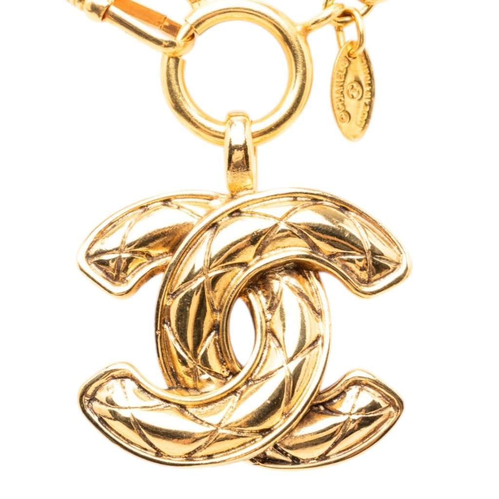Chanel CC Quilted Gold Plated Pendant Necklace Gold Metal Very good condition - Front View