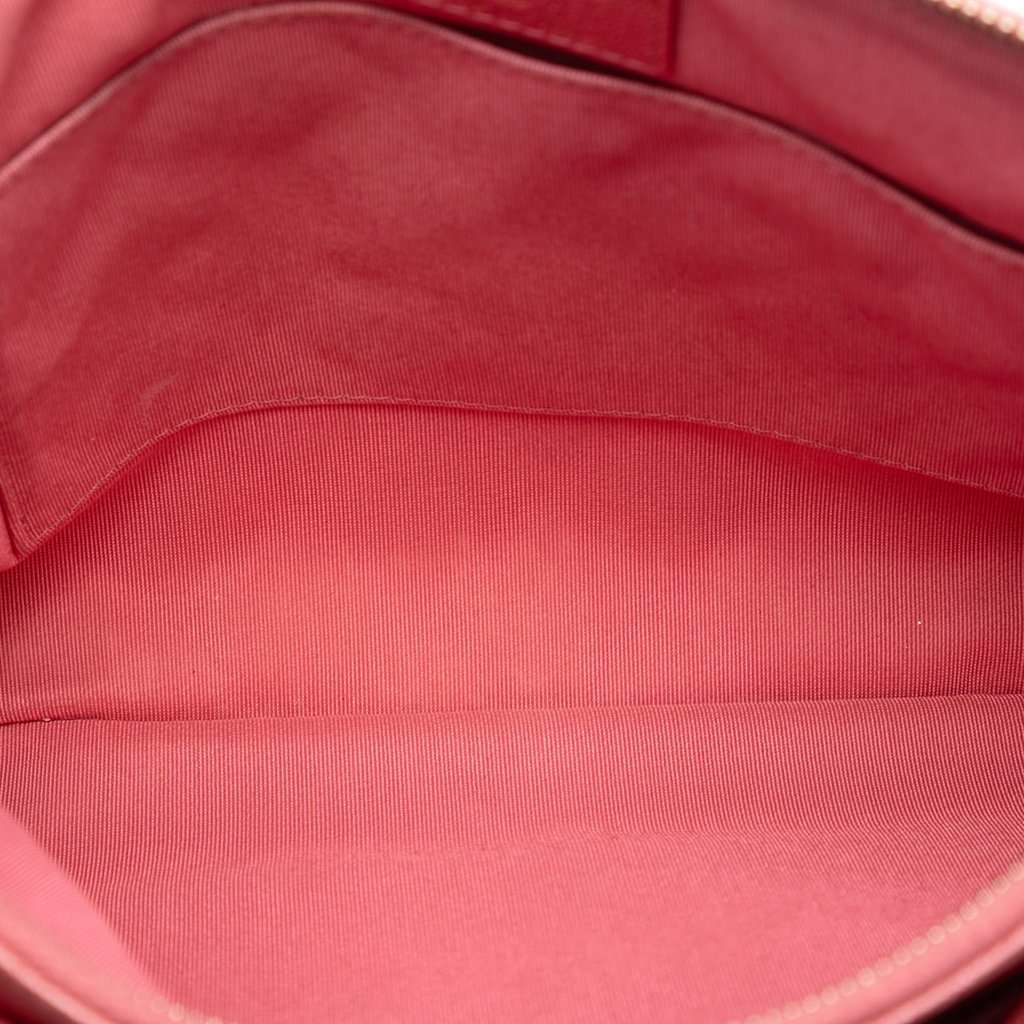 Chanel Medium Iridescent Quilted Caviar Flap Cosmetic Case Pink Leather Very good condition - Model View