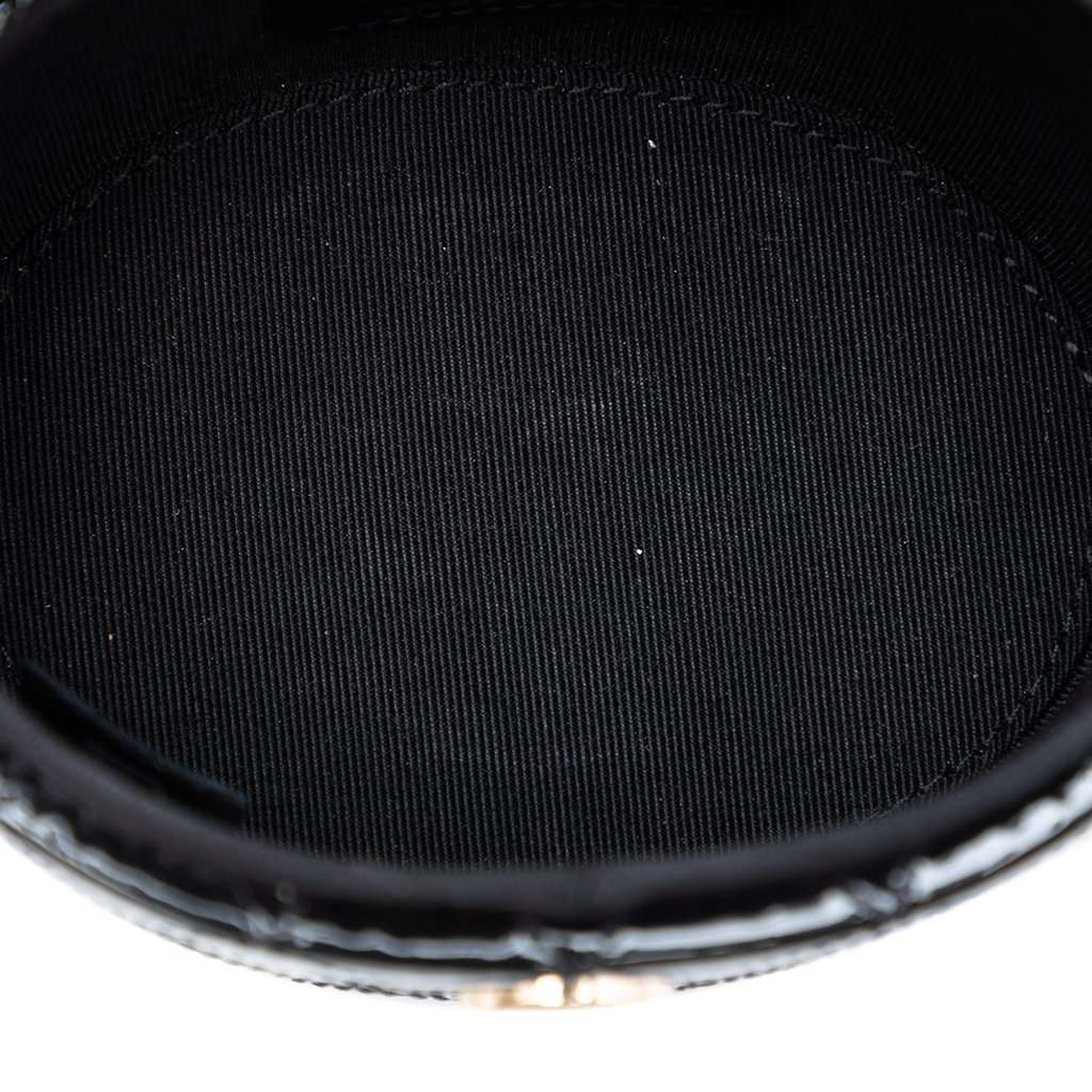 Chanel CC Quilted Patent Vanity Case with Chain Black Leather Very good condition - Model View