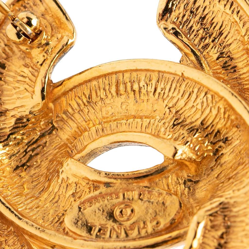 Chanel CC Gold Plated Quilted Brooch Gold Metal Very good condition - Model View