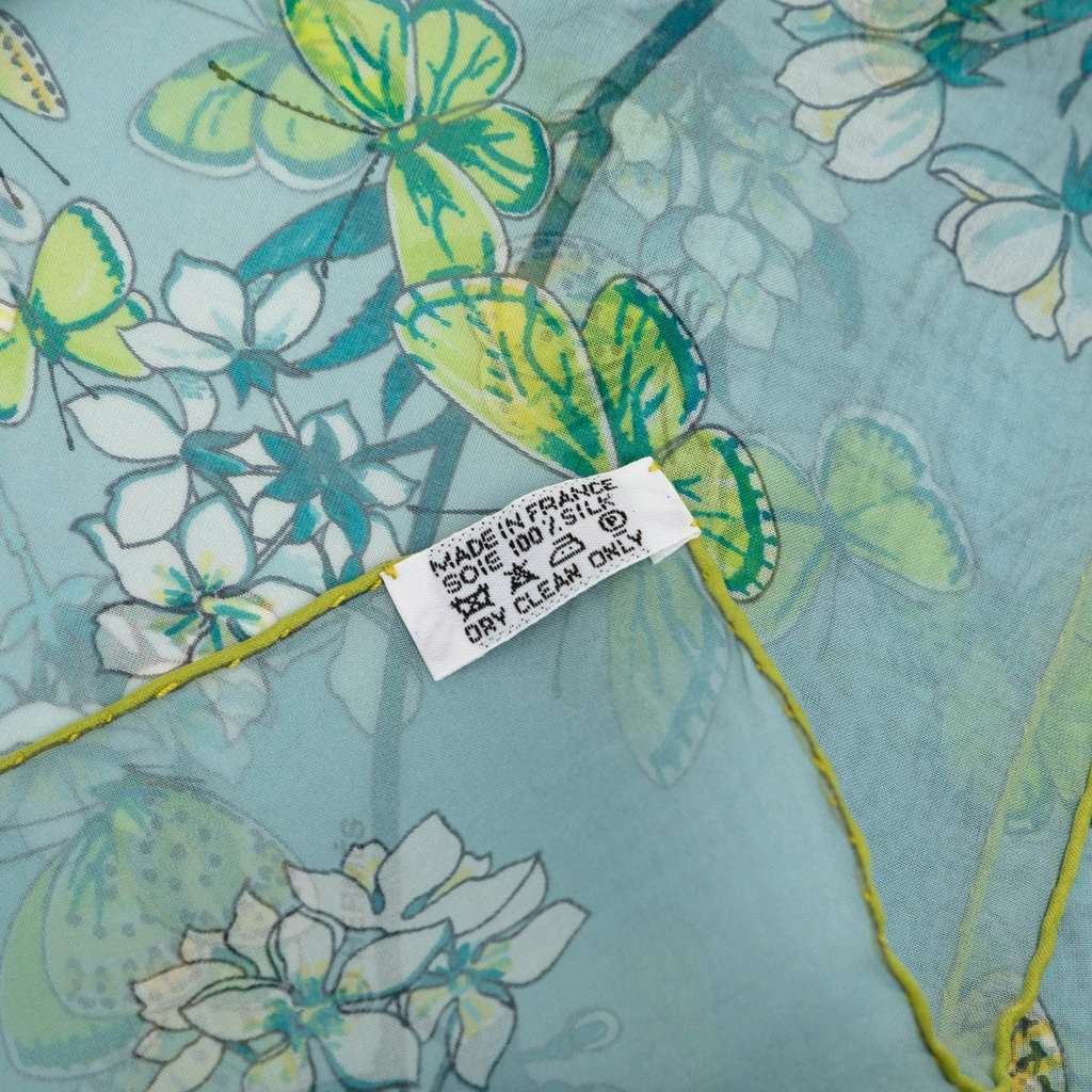 Hermès Vol Amoureux des Azures Silk Scarf 90 Blue Never worn - Model View