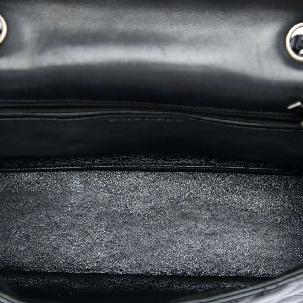 Chanel Jumbo Classic Patent Single Flap Black Leather Very good - Model View
