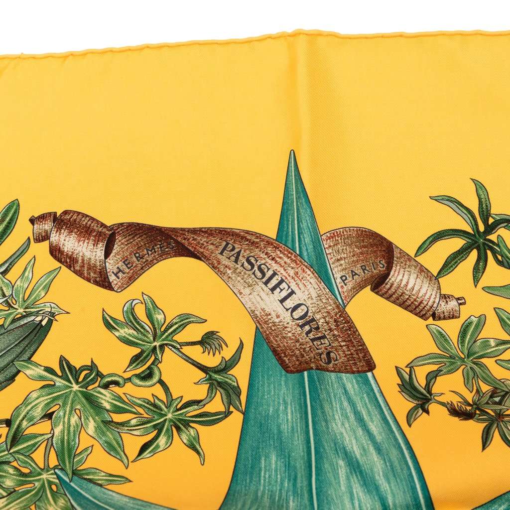 Hermès Passiflores Silk Scarf 90 Yellow Very good condition - Box View