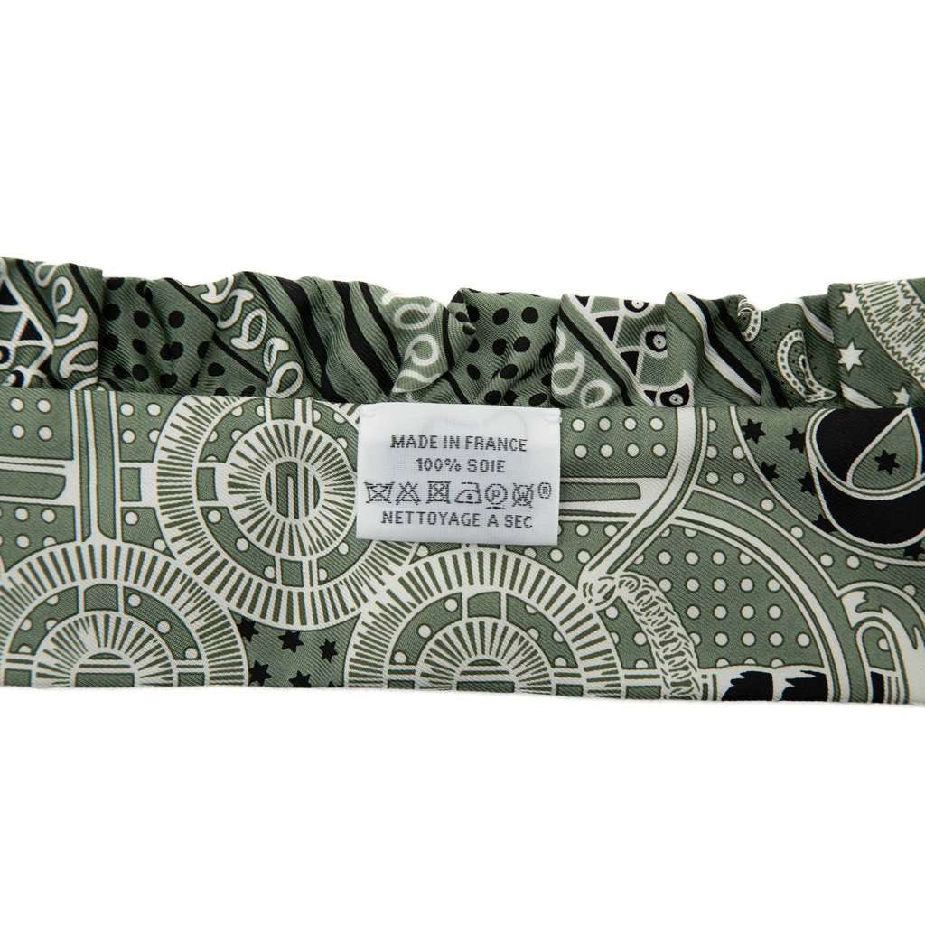 Hermès Eperon d Or Bandana Ruffled Twilly Silk Scarf Green Never worn - Model View