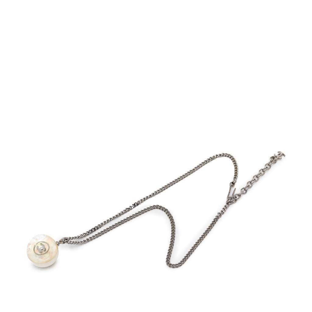 Chanel CC Brass Resin Ball Pendant Necklace Silver Metal Very good condition - Model View