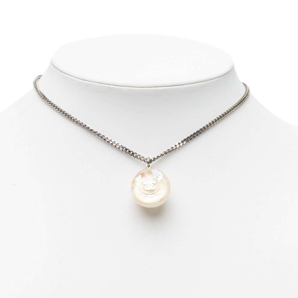 Chanel CC Brass Resin Ball Pendant Necklace Silver Metal Very good condition - Box View