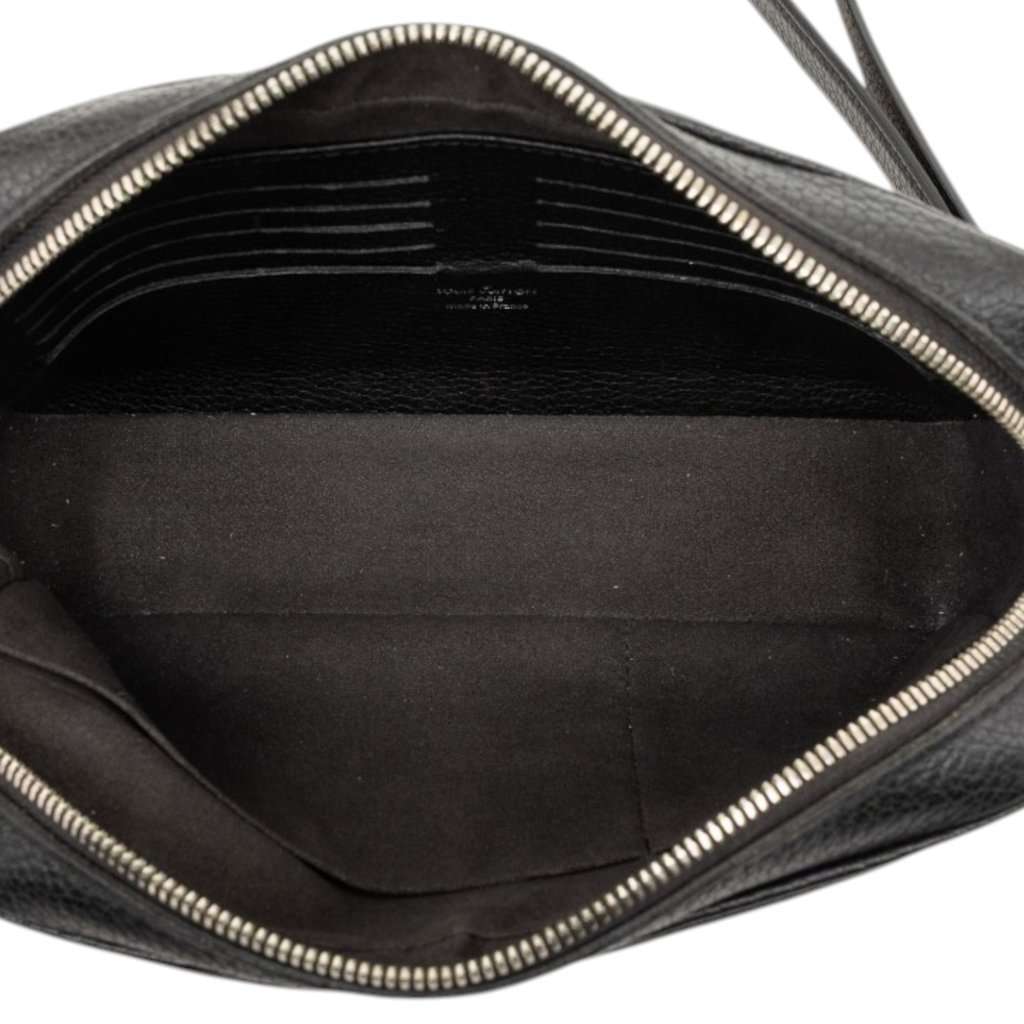 Louis Vuitton Taiga Kasai Black Leather Very good - Model View