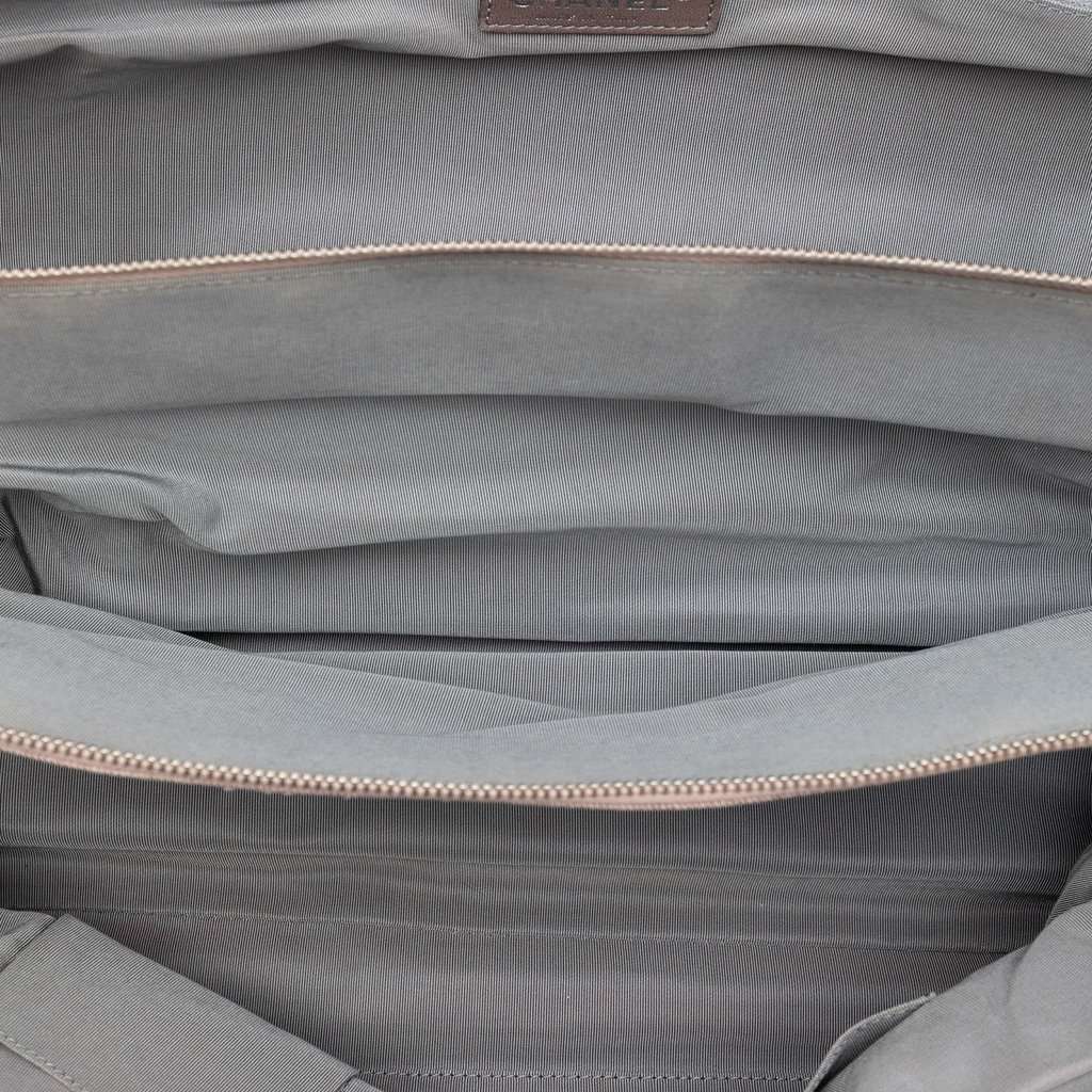 Chanel Large CC Quilted Denim Tote Pink Very good condition - Model View