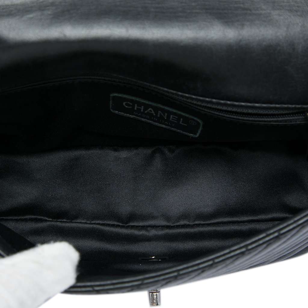 Chanel Small Lambskin CC Crossing Flap Black Leather Very good condition - Model View