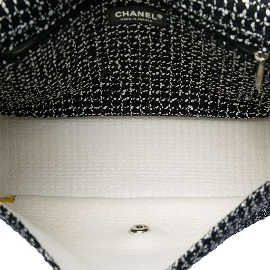 Chanel Jumbo Classic Tweed and Calfskin Single Flap Black Very good condition - Model View