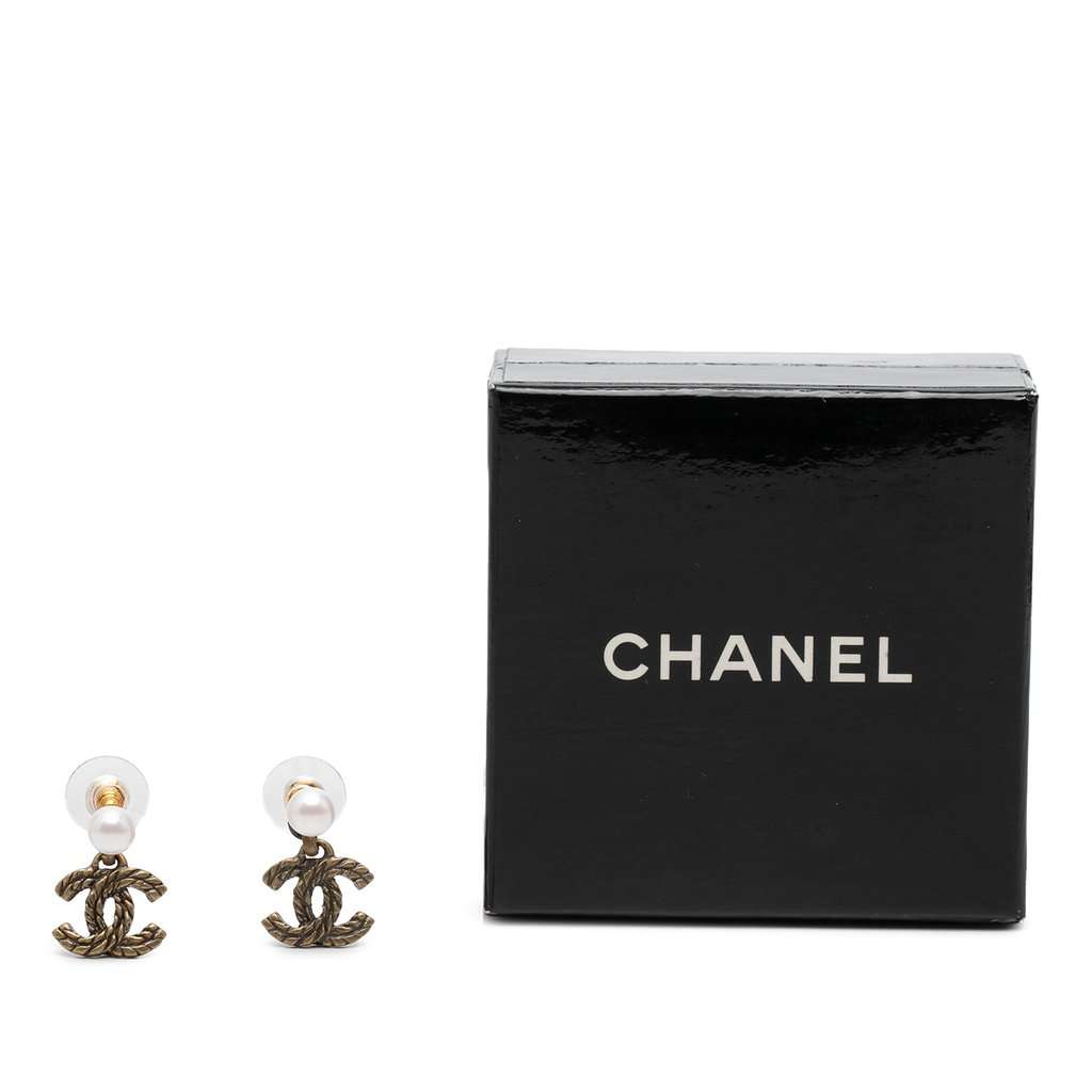 Chanel CC Gold Plated Faux Pearl Rope Drop Push Back Earrings Gold Metal Very good condition - Model View
