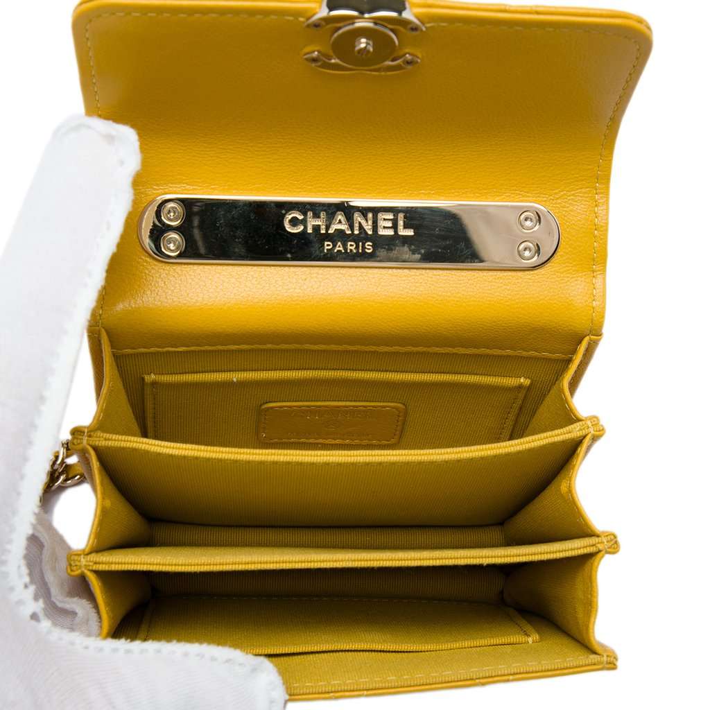 Chanel Mini Lambskin Paris Le19M Charming Top Handle Flap Yellow Leather Very good condition - Model View