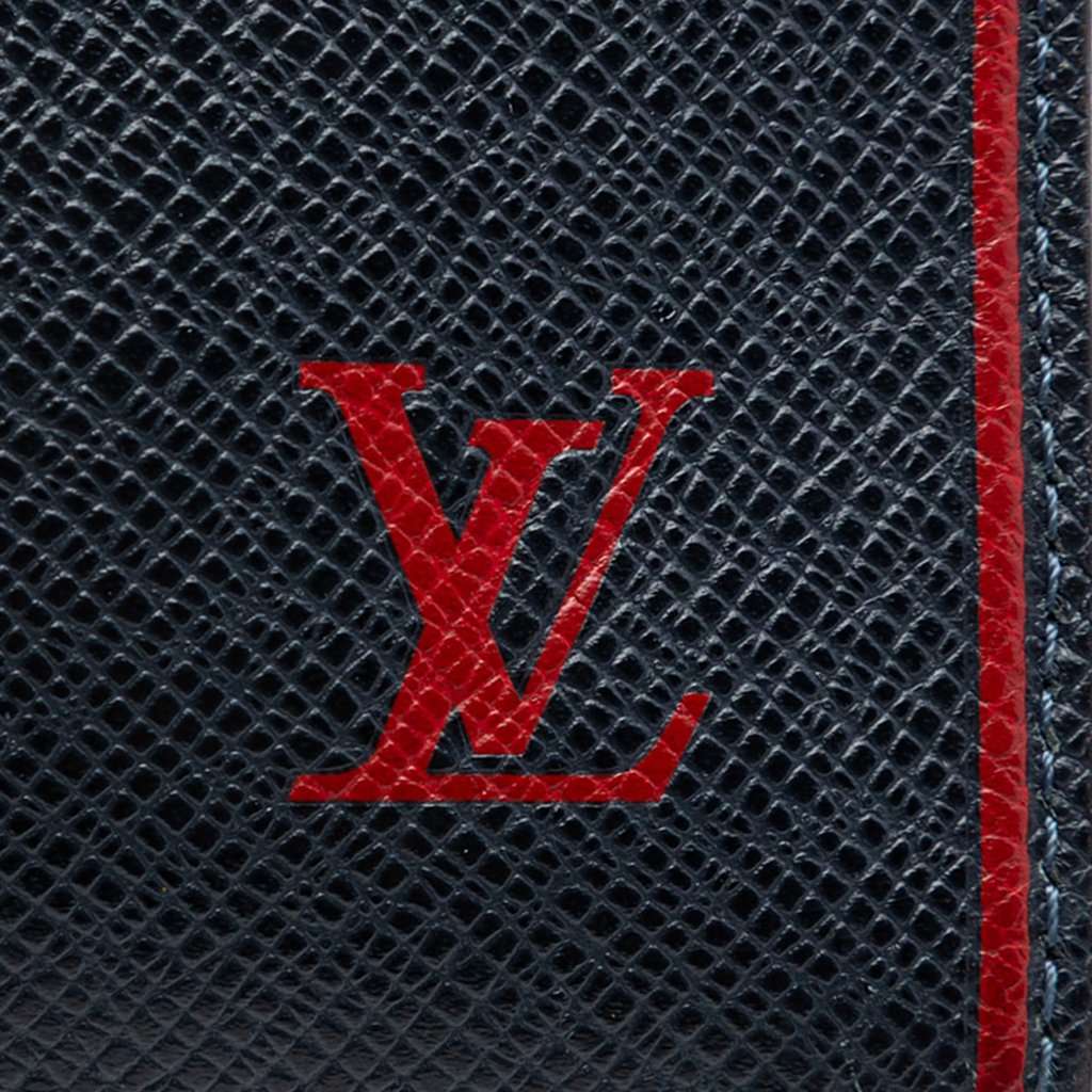 Louis Vuitton Taiga Pochette Voyage MM Blue Leather Very good - Box View