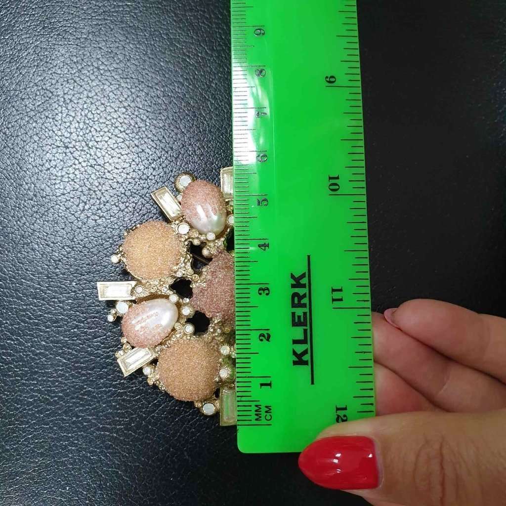 Chanel CHANEL 12P Artificial pearl Brooch Pre-Owned Orange Good condition - Model View