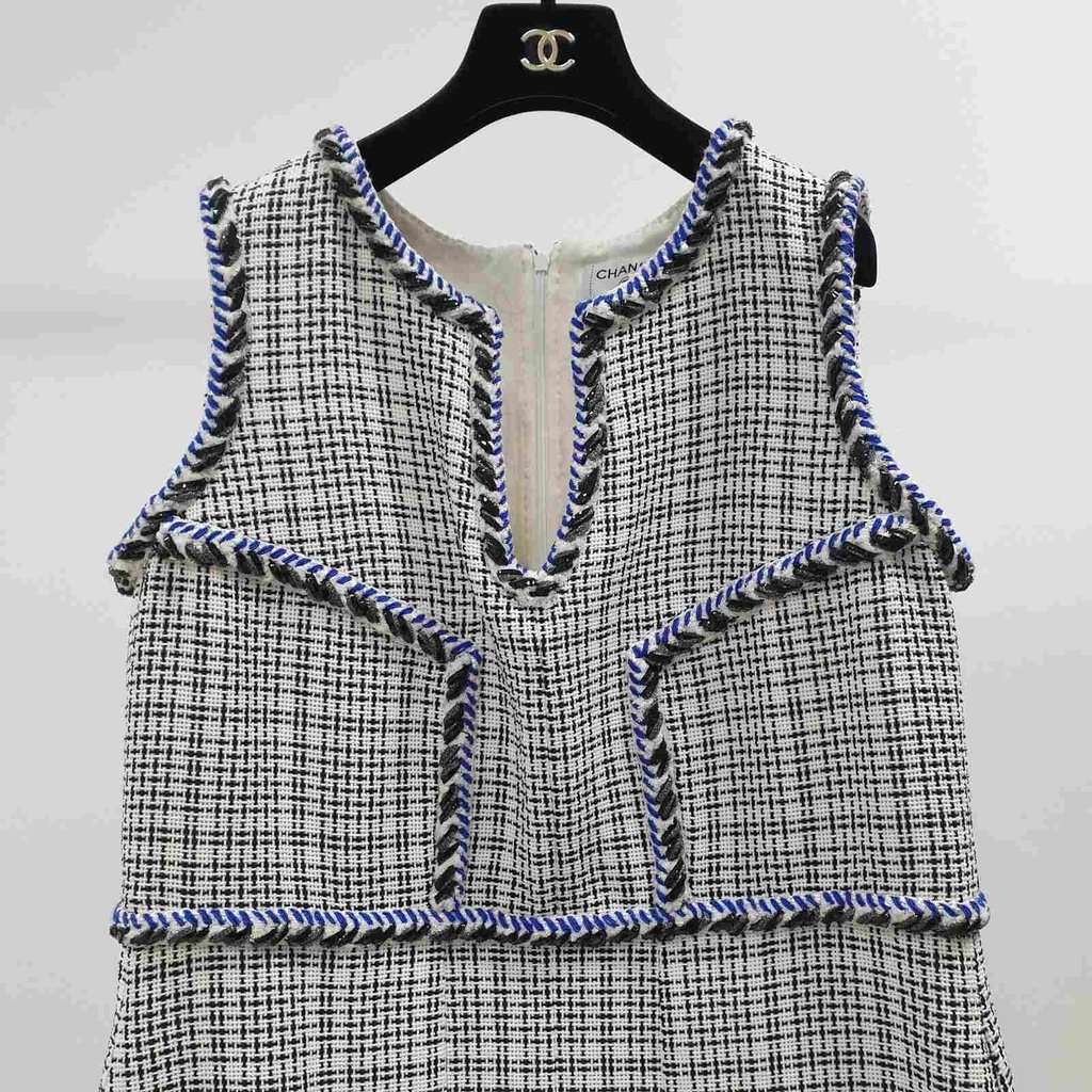 Chanel CHANEL White Blue Sleeveless Chevron Trim Shift Silver Tweed Dress Sz.46 Pre-owned White Tweed Good condition - Back View