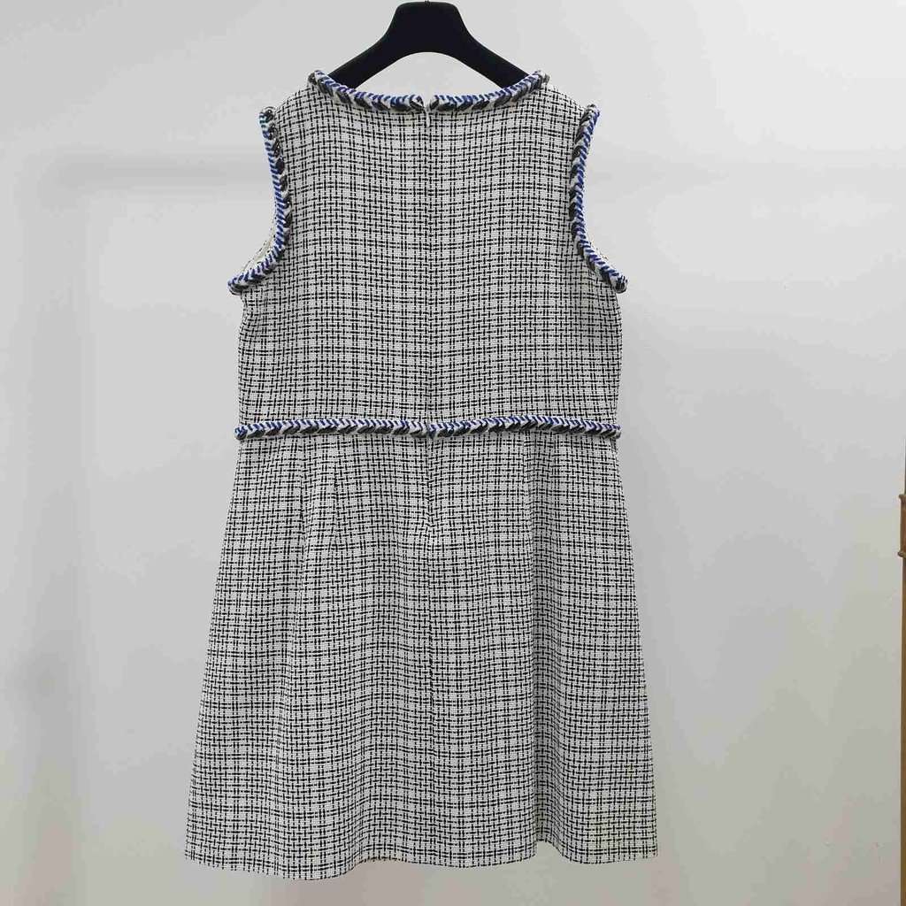 Chanel CHANEL White Blue Sleeveless Chevron Trim Shift Silver Tweed Dress Sz.46 Pre-owned White Tweed Good condition - Model View