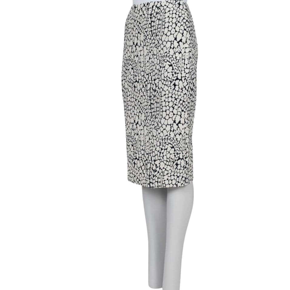 Christian Dior Christian Dior Floral Pencil Skirt - Size XS (EU 32) Pre-owned Black Good condition - Front View