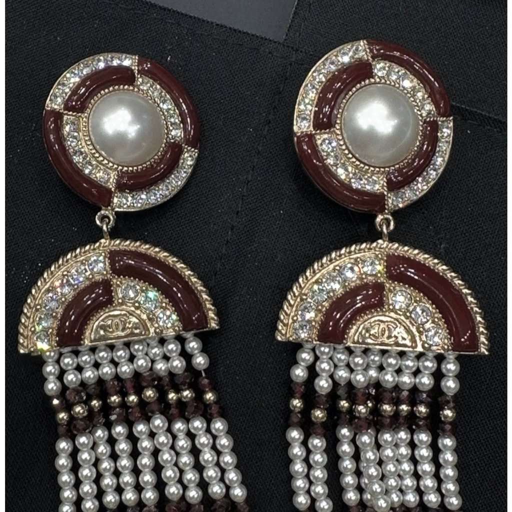 Chanel NWOT Chanel Pre-Fall 2019 Pearl Drop Earrings Pre-owned Grey Good condition - Model View