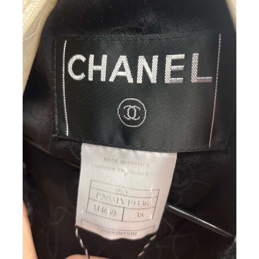 Chanel Chanel Vintage Black Tweed Fitted Jacket, Sz 38/M Pre-owned Black Tweed Good condition - Box View
