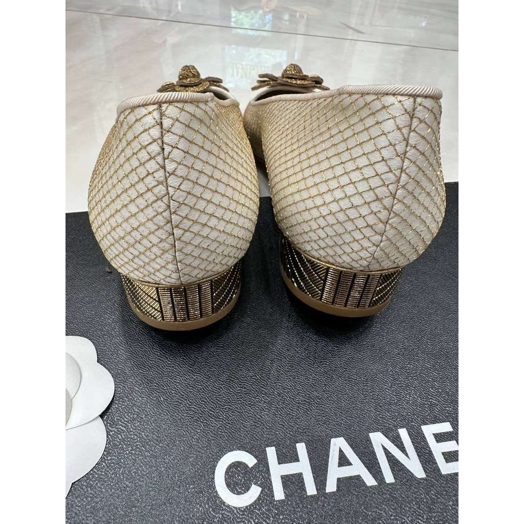 Chanel Chanel Metallic Gold Ballet Flats - Size 38 pre-owned Gold Good condition - Model View