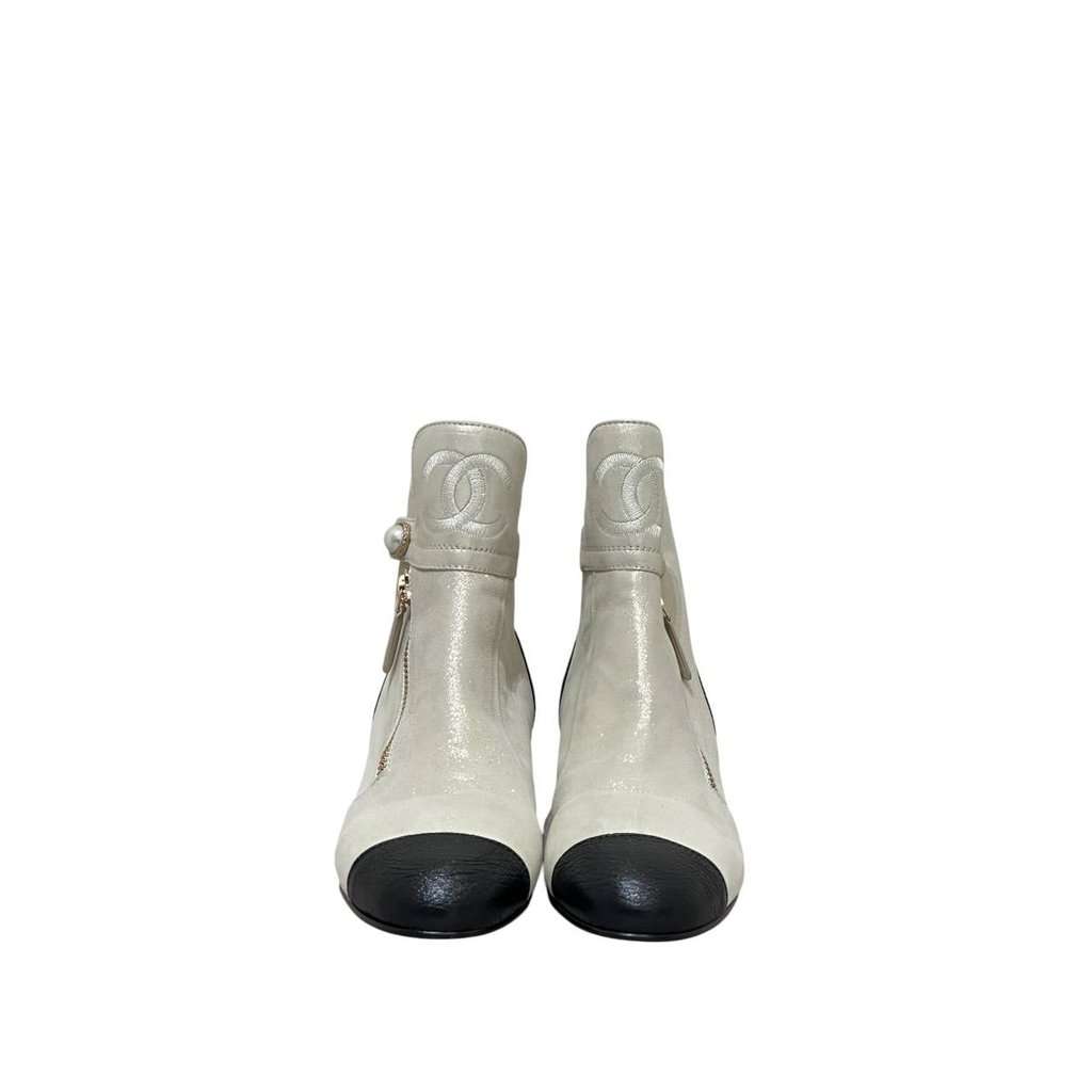 Chanel NWB Chanel Rare Cream, Black Gold PearlAnkle Boots Sz.40 Beige Leather Never worn - Inside View
