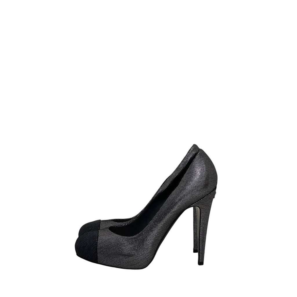 Chanel NWOB Chanel Interlocking CC Logo Suede Pumps - Size 41 pre-owned Silver Suede Never worn - Front View