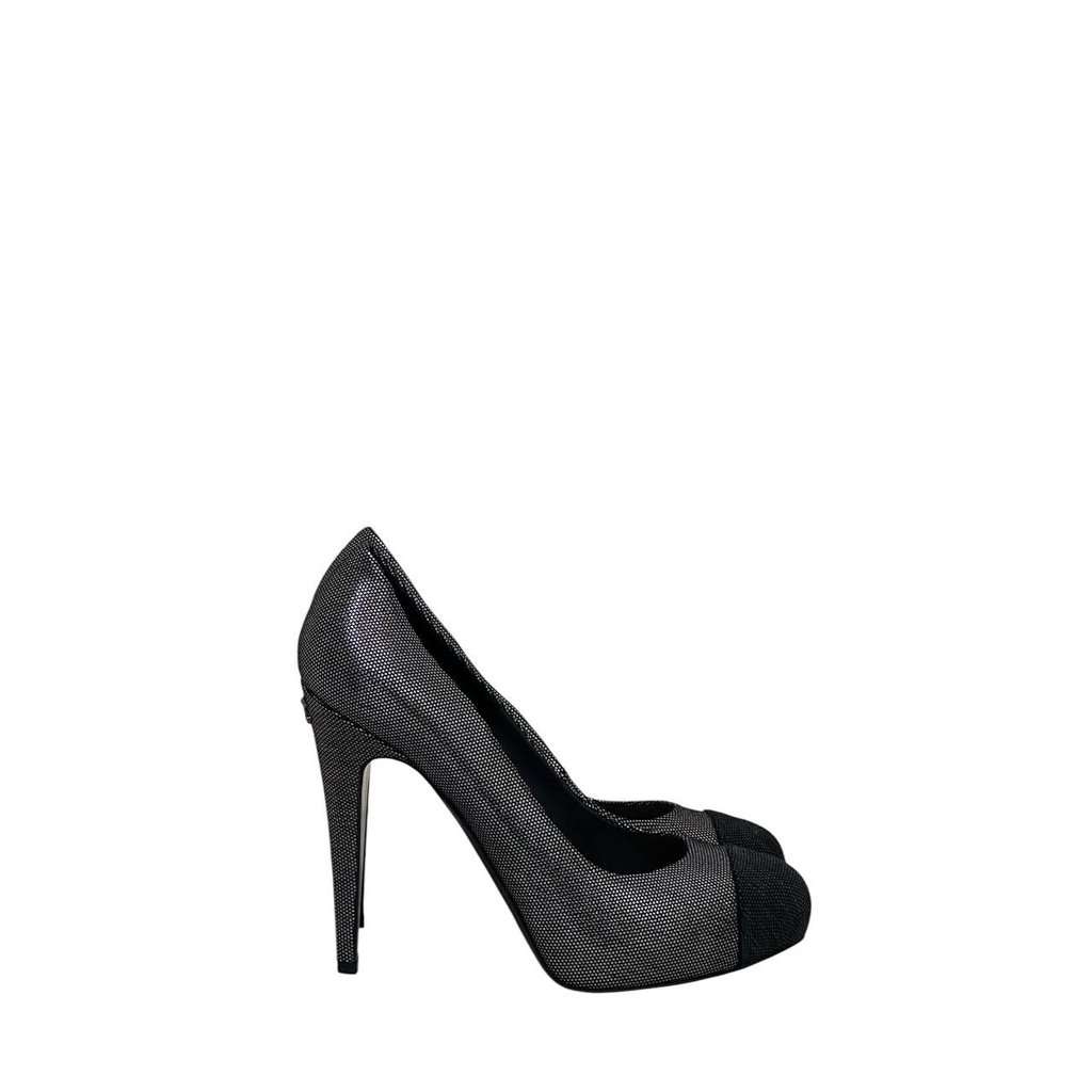 Chanel NWOB Chanel Interlocking CC Logo Suede Pumps - Size 41 pre-owned Silver Suede Never worn - Back View