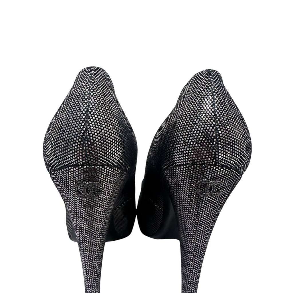 Chanel NWOB Chanel Interlocking CC Logo Suede Pumps - Size 41 pre-owned Silver Suede Never worn - Box View