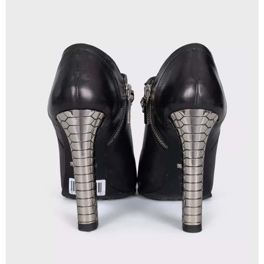 Roberto Cavalli Roberto Cavalli Black Leather Ankle Boots sz.40 pre-owned Black Leather Good - Model View