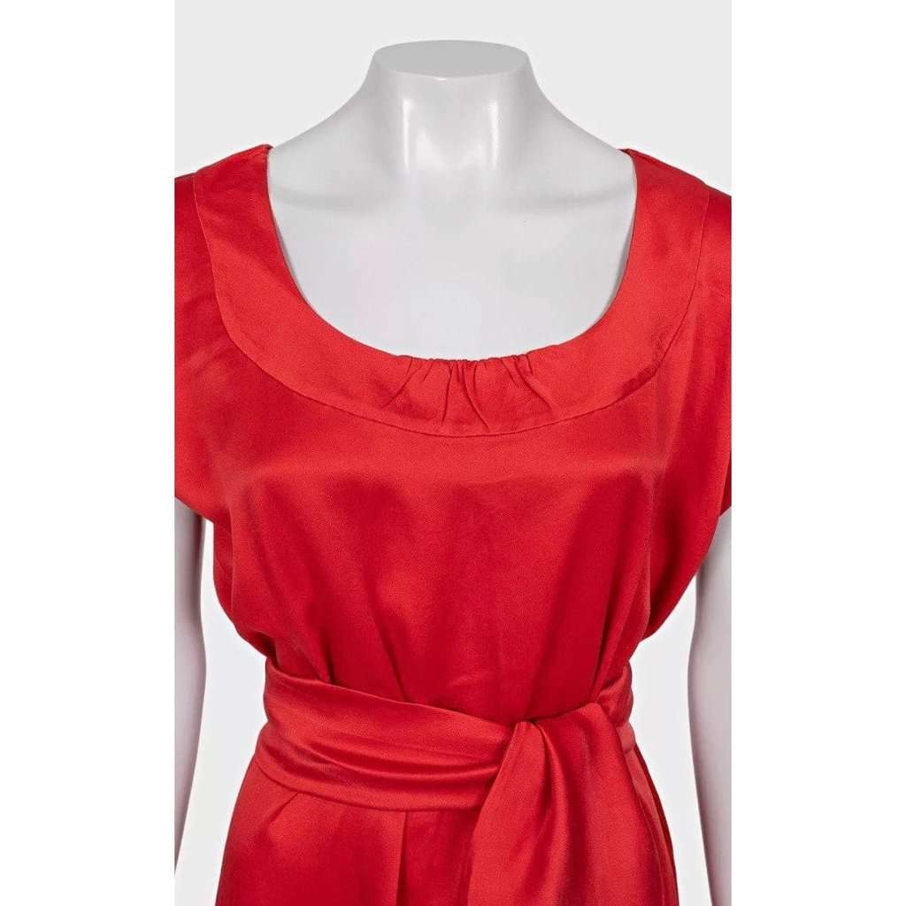 Saint Laurent Saint Laurent Red Silk Dress - Size M pre-owned Red Silk Good condition - Model View