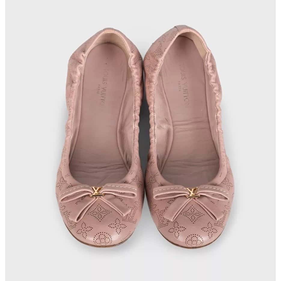 Louis Vuitton Louis Vuitton Pink Perforated Leather Flats - Size 40 Pre-owned Pink Leather Good condition - Back View