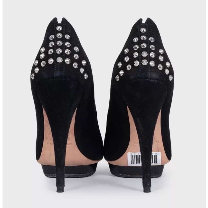 Alexander McQueen Alexander McQueen Black Suede Chic Rear Detail Pumps Sz.39 pre-owned Black Suede Good condition - Model View