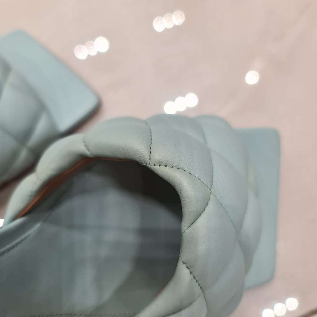 Bottega Veneta Bottega Veneta Light Blue Quilted Leather Lido Slide Sandals Sz.40 pre-owned Blue Leather Good condition - Back View