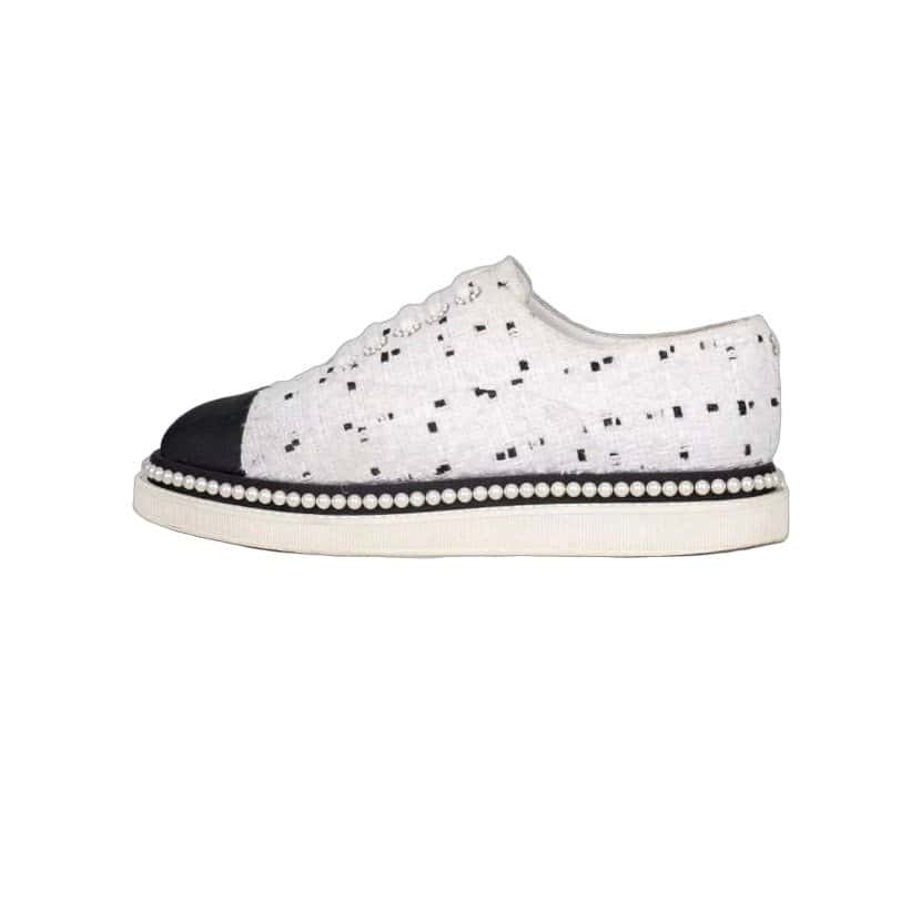 Chanel Chanel White Textile Sneakers with Contrasting Toe Sz.36 Pre-owned White Leather Good condition - Front View