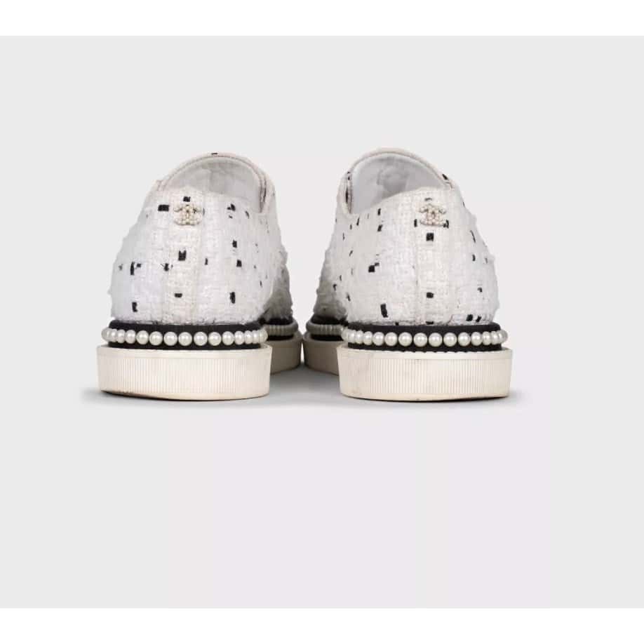 Chanel Chanel White Textile Sneakers with Contrasting Toe Sz.36 Pre-owned White Leather Good condition - Model View
