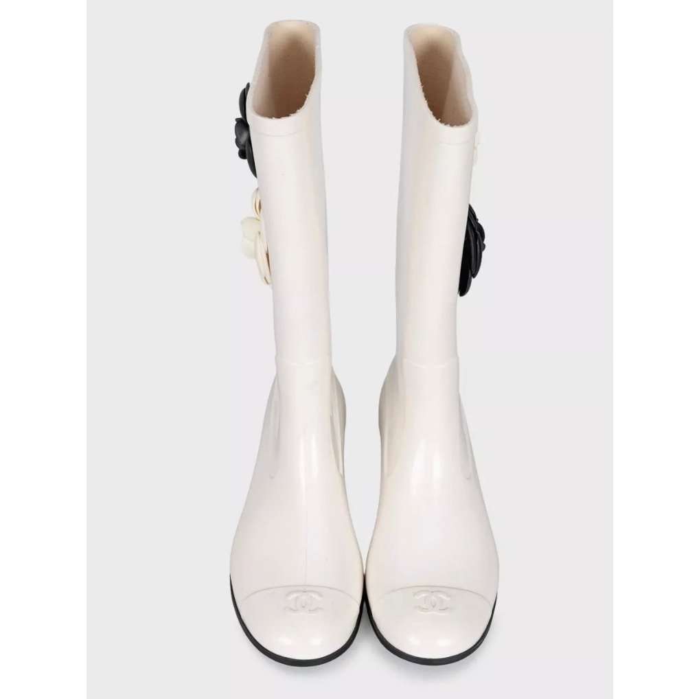 Chanel Chic Chanel White Rubber Boots Size 36 Pre-owned White Good condition - Back View