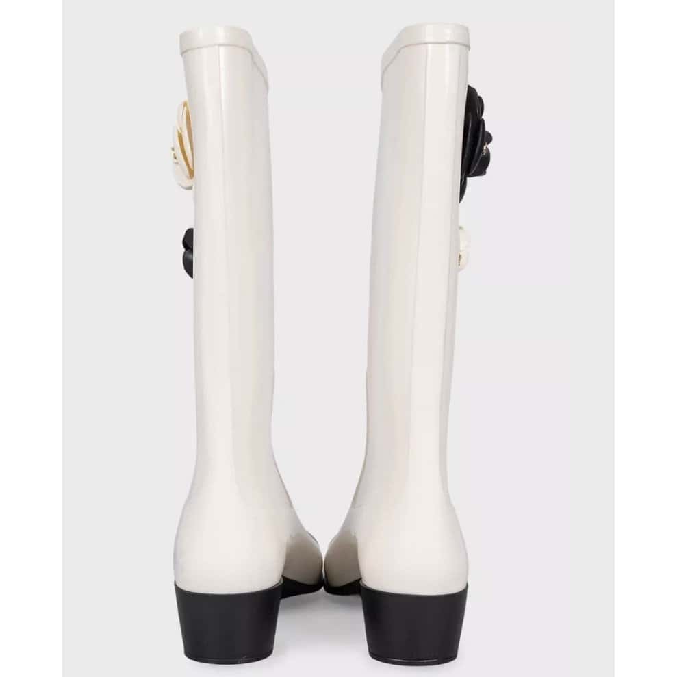 Chanel Chic Chanel White Rubber Boots Size 36 Pre-owned White Good condition - Model View