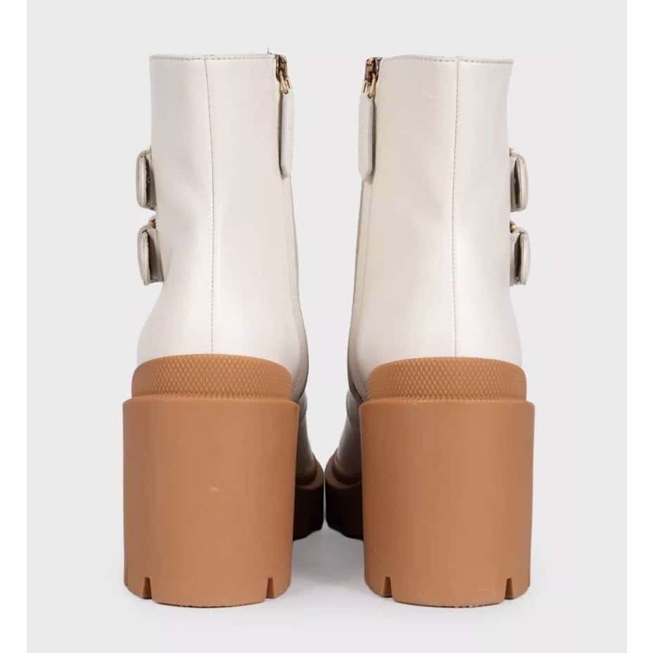 Gucci Gucci White Leather Ankle Boots with Buckle Detail Sz.38.5 pre-owned White Leather Good condition - Model View