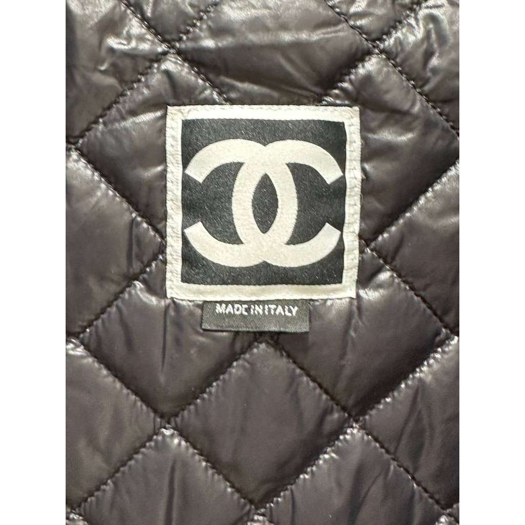 Chanel Chanel Navy Quilted  Decorative Appliqué Vest Sz.38 Pre-owned Navy Good condition - Model View