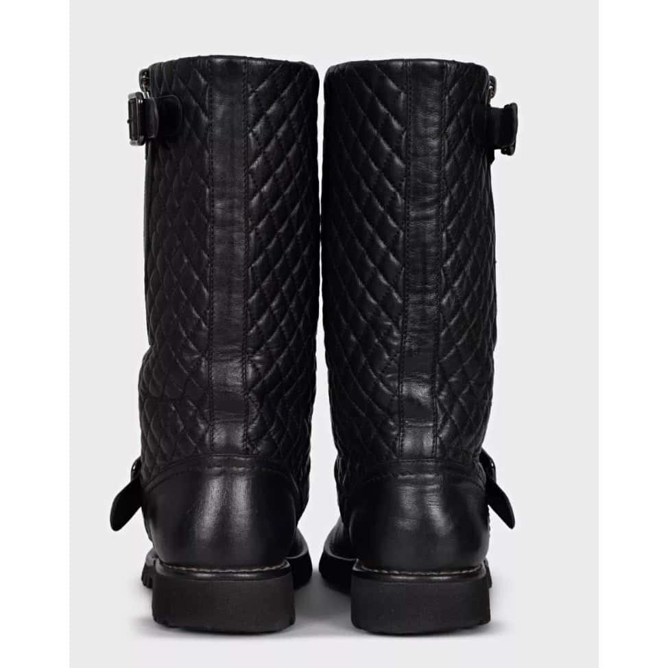 Chanel Chanel Black Quilted Leather Over-The-Knee Boots Sz.39,5 Pre-owned Black Leather Good - Model View