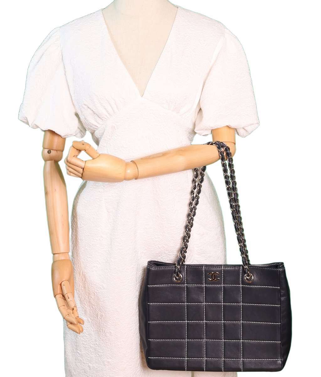 Chanel Choco Bar Wild stitch leather chain tote Navy Leather Good - Model View