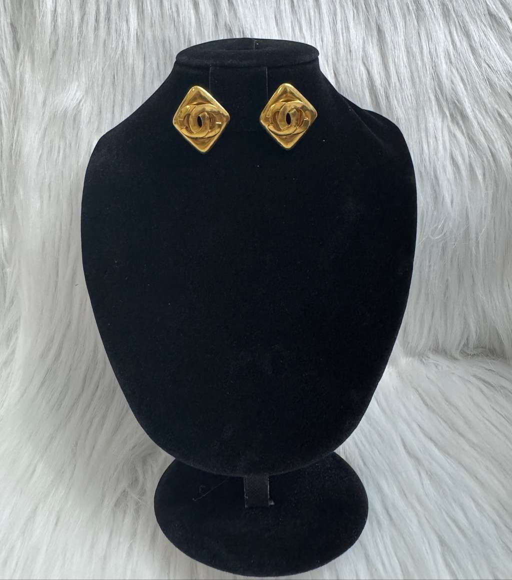 Chanel Coco Mark Diamond Shape Clip-On earrings Gold Good - Model View