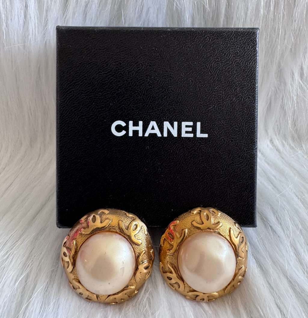 Chanel CC Logo Pearl Clip-On earrings Gold Good - Box View