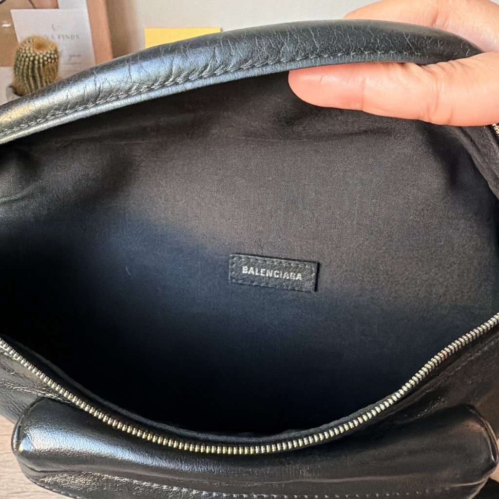 Balenciaga Belt bag Black Very good condition - Model View