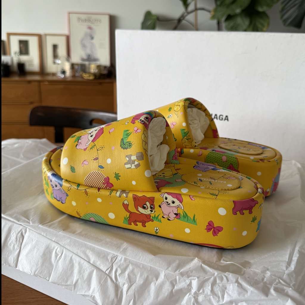 Balenciaga Puppies & Friends 2021 MultiColor Leather Never worn, with tag - Back View